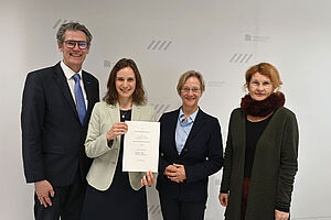 Gruppenfoto: Univ.-Prof.in Stefanie Horndasch (2. v. links) erhält die Urkunde von der Rektorin der Universität Bielefeld, Univ.-Prof.in Dr. Angelika Epple (3. v. links) und der Dekanin der Medizinischen Fakultät Univ.-Prof.in Dr. Claudia Hornberg. Links: Thorsten Kaatze, Vorsitzender Geschäftsführer des EvKB. Foto: Manuel Bünemann