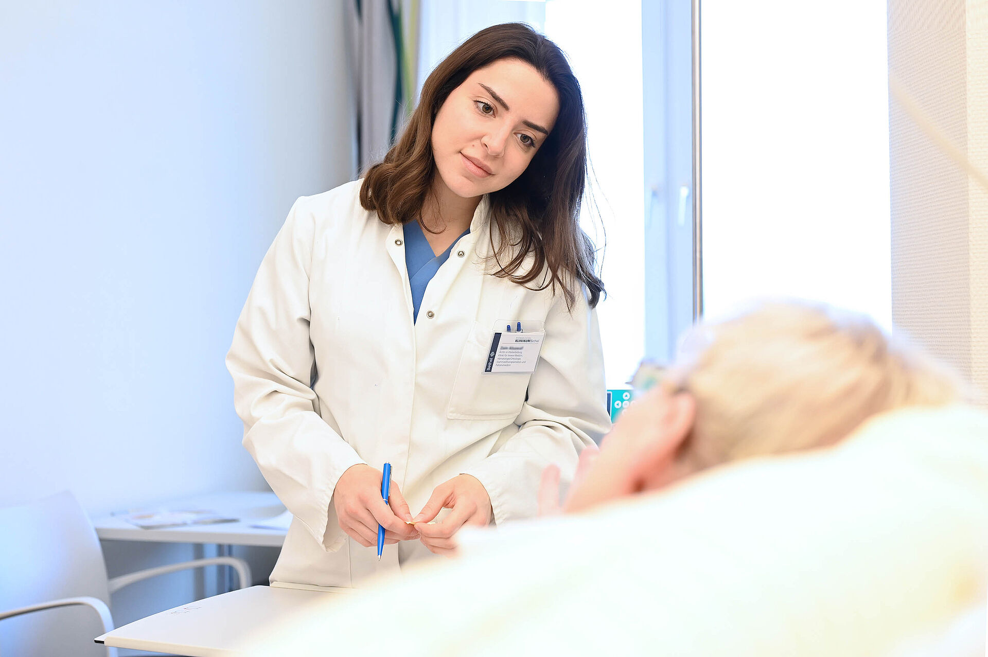 Gespräch zwischen einer Ärztin und einer Patientin.