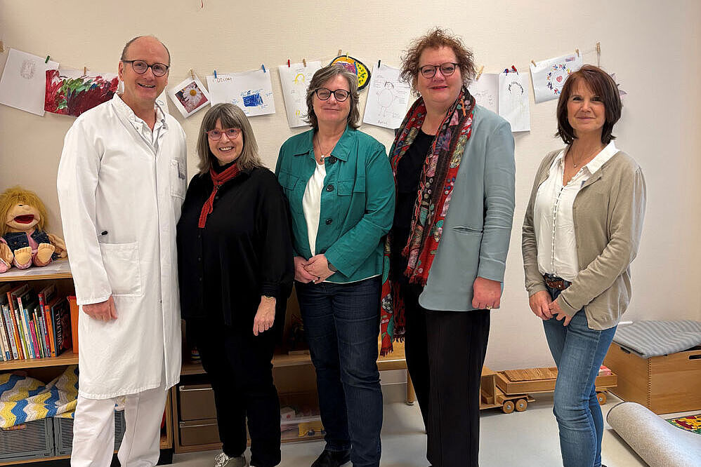 Kinder vor Gewalt schützen: Politik informiert sich im Kinderzentrum Bethel Gruppenfoto: v.l.n.r. Univ.-Prof. Dr. Eckard Hamelmann, Direktor der Universitätsklinik für Kinder- und Jugendmedizin, Psychologin Claudia Friedhoff von der Kinderschutzambulanz im EvKB, Norika Creuzmann, Christina Osei, Psychologin Monika Wieler.