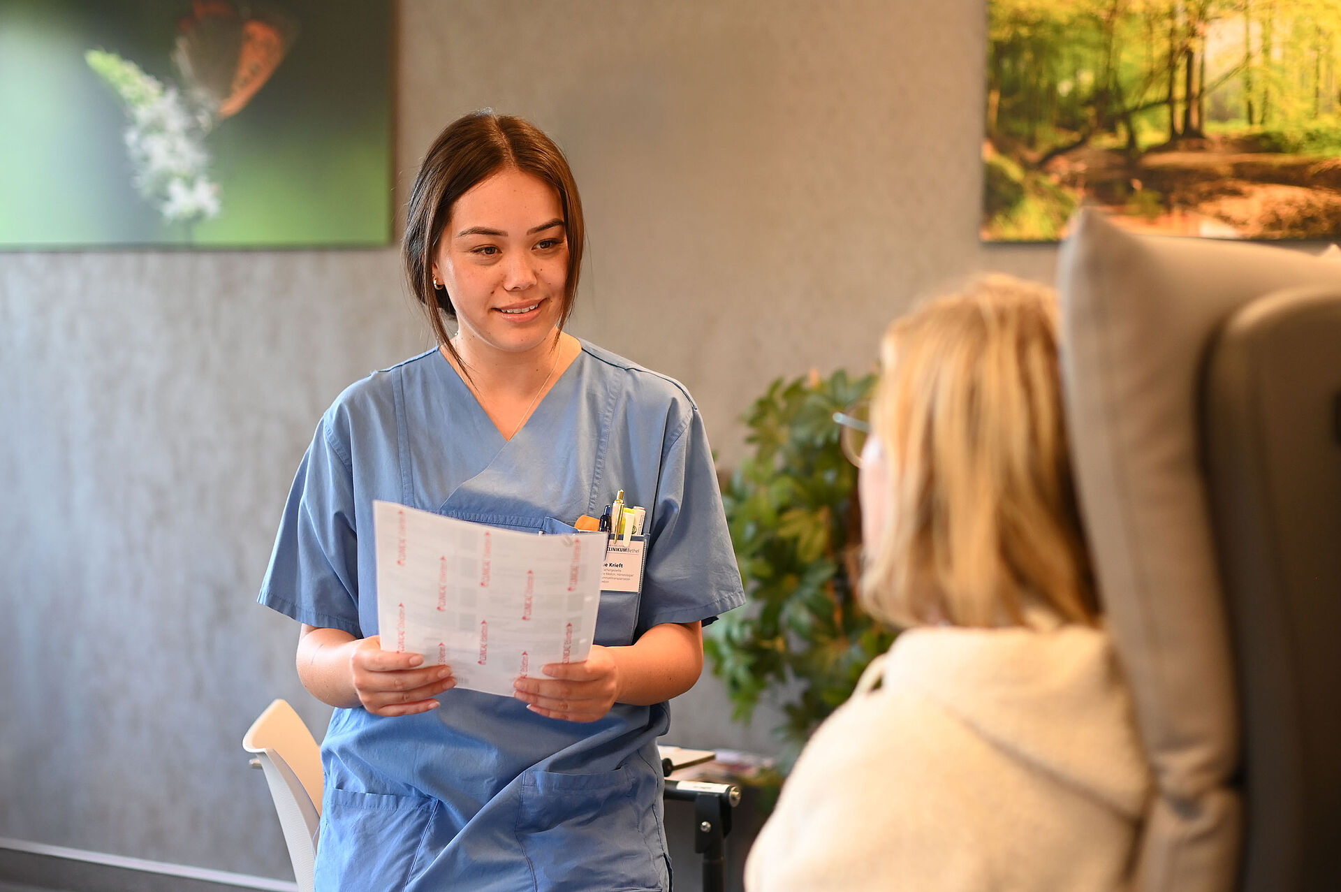 Aufnahmegespräch zwischen Pflegekraft und Patientin.