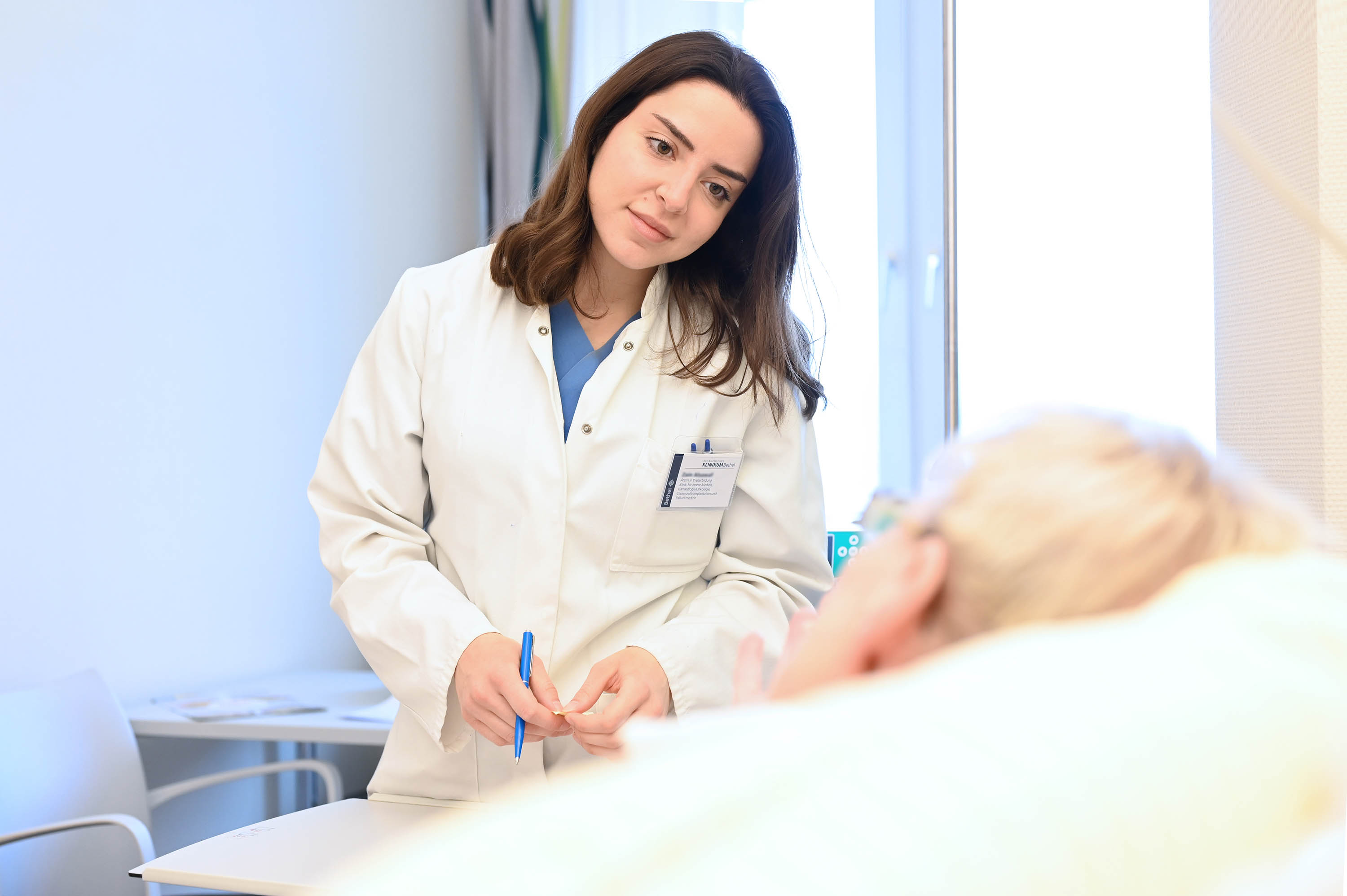 Gespräch zwischen einer Ärztin und einer Patientin.