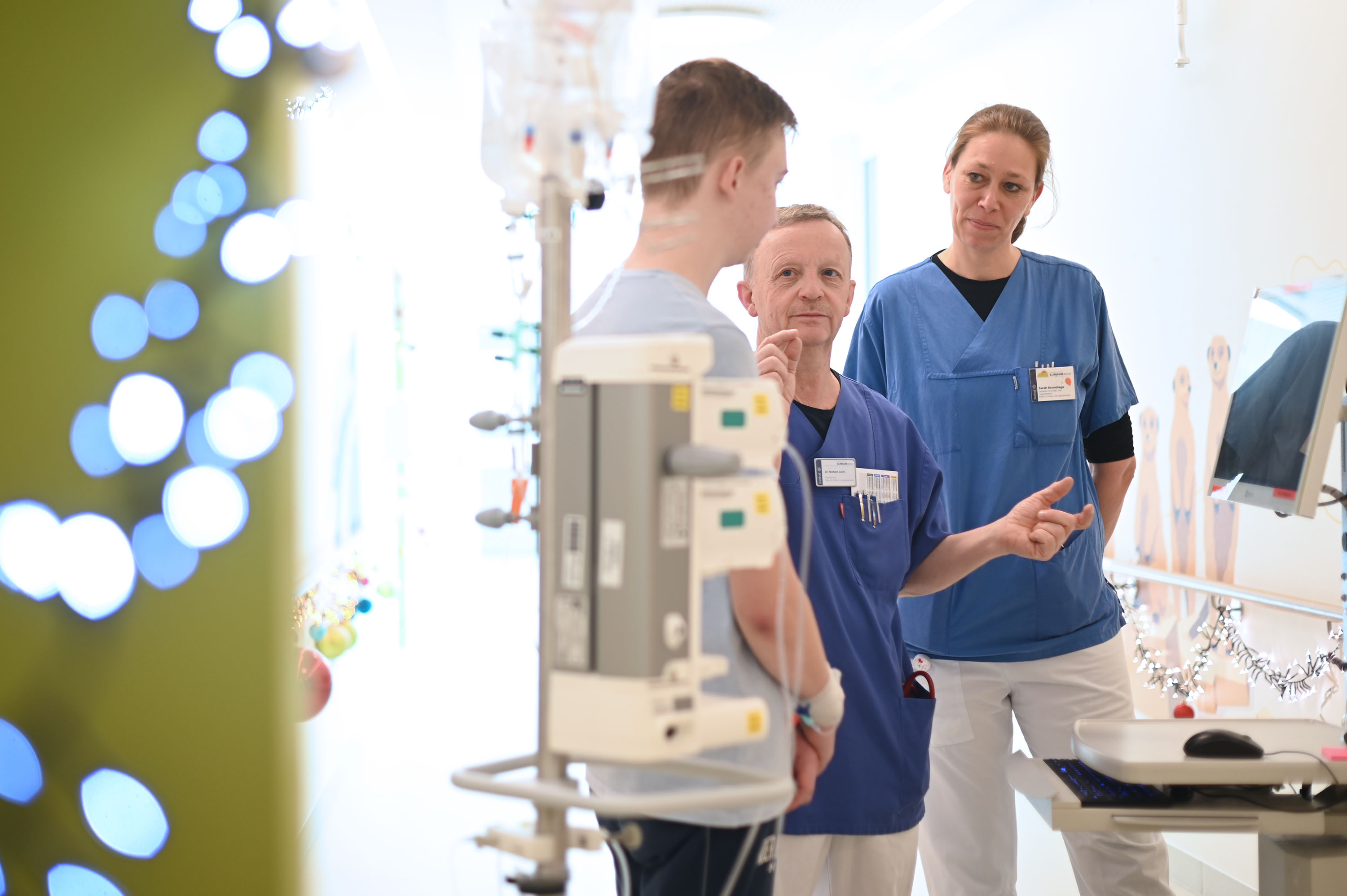 Ein Arzt und eine Pflegekraft sind zur Visite bei einem Patienten.